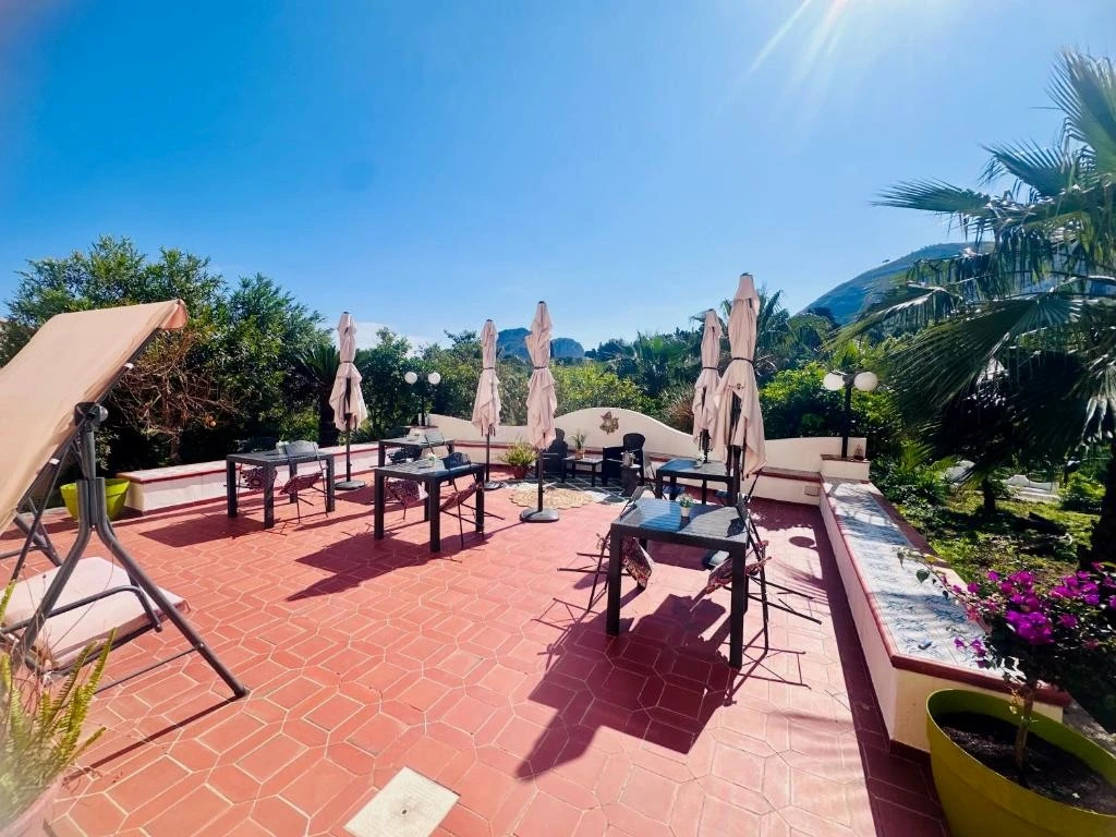 Taormina e Cefalù: scegliere hotel o guest house in base alle giornate