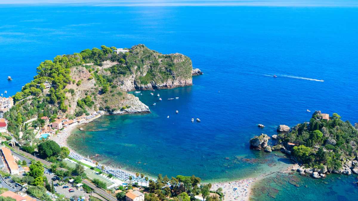 Escursioni subacquee a Isola Bella: Taormina vista dal mare