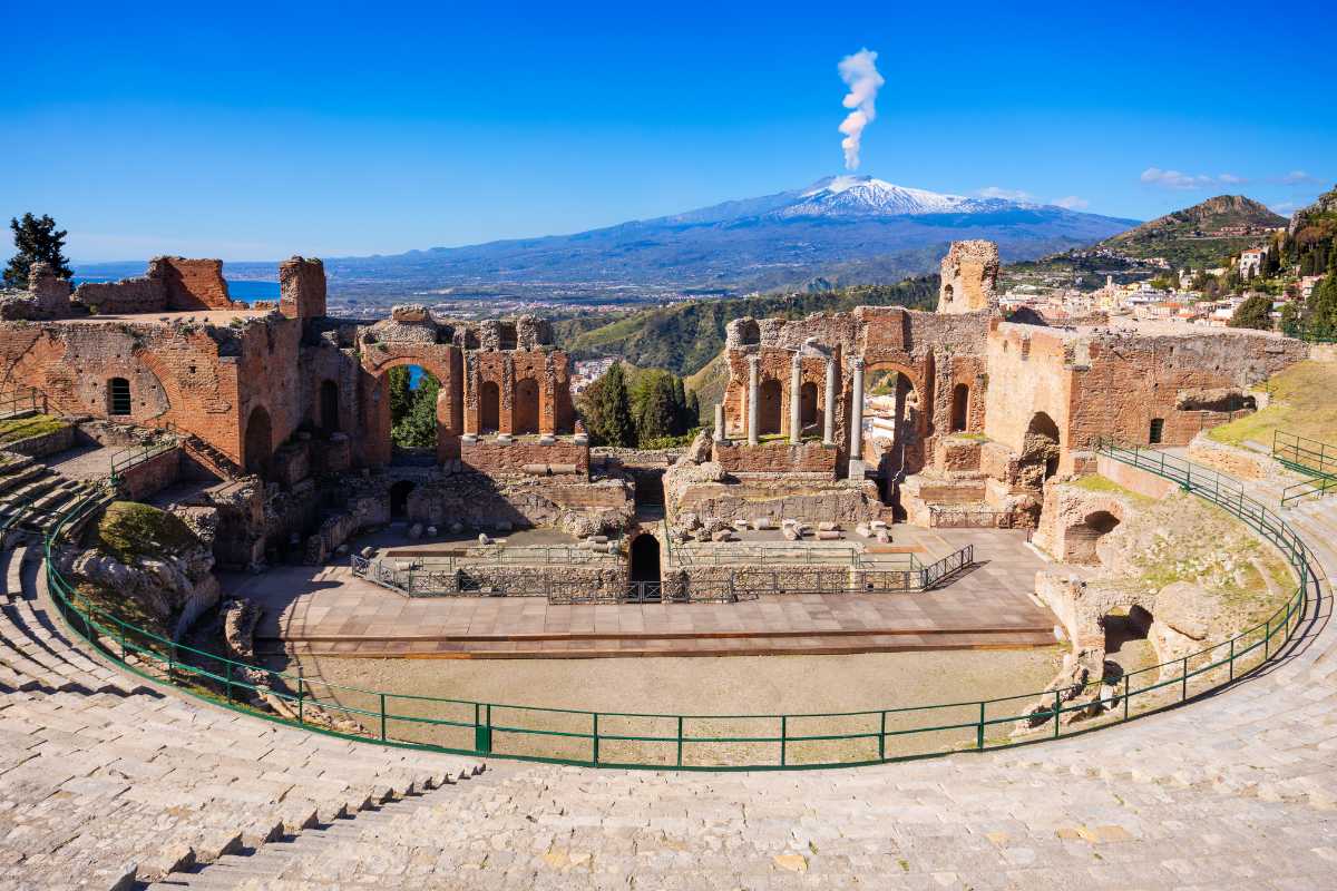 Scorcio interno dei Giardini della Villa Comunale, vegetazione lussureggiante, vista sull’Etna, atmosfera rilassante
