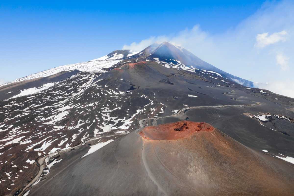 Gruppo di escursionisti sul sentiero dell’Etna, paesaggio vulcanico con crateri e vista panoramica su Taormina e il mare