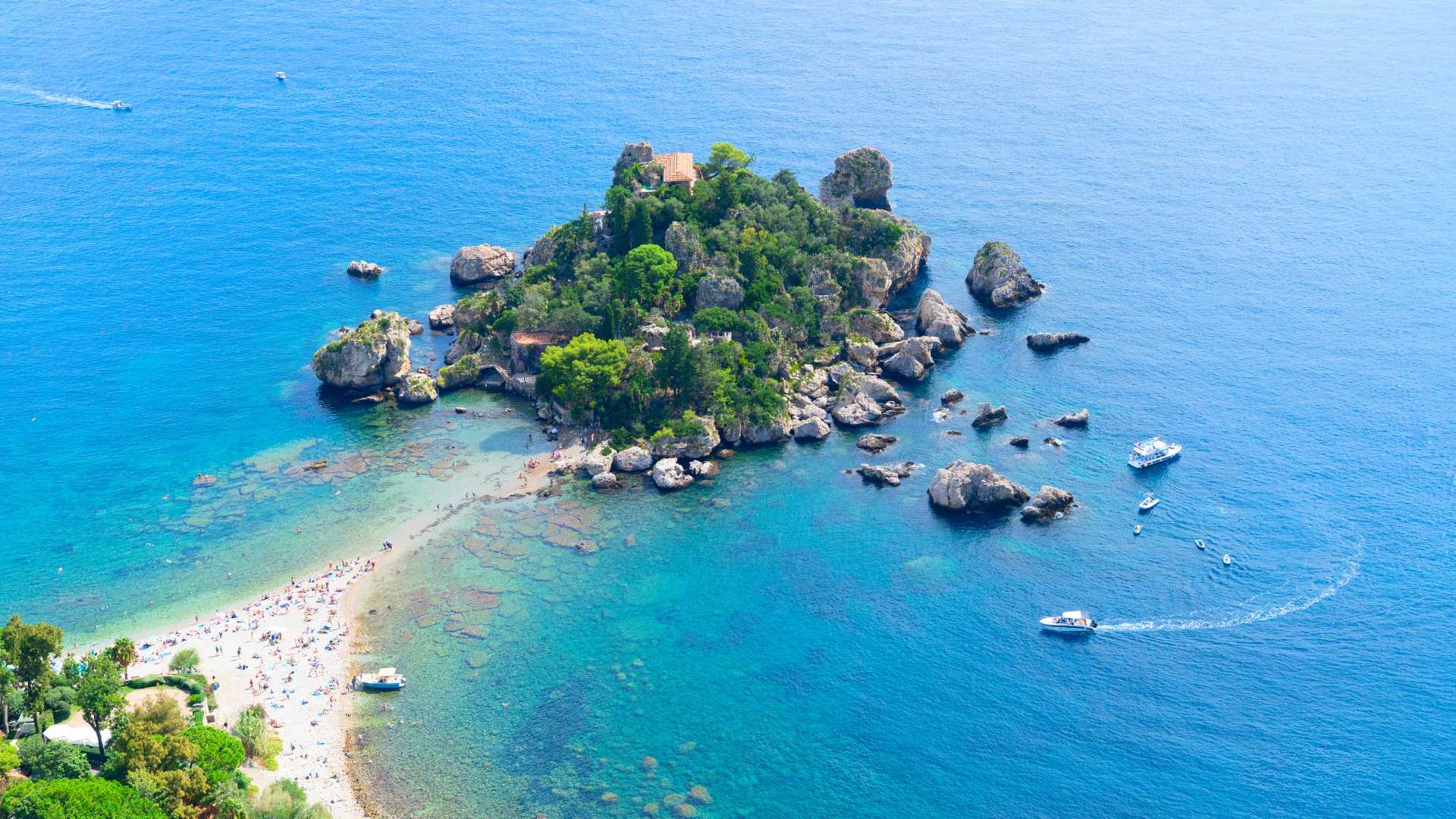 Le spiagge di Isola Bella a Taormina: guida completa 2026
